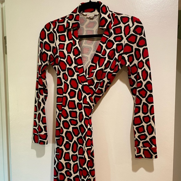 Diane Von Furstenberg Jeanne Two wrap dress in red leopard print. Size 2. - Picture 2 of 4
